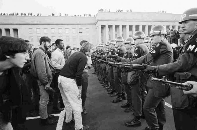 Valokuva mielenosoittajista Pentagonissa vuonna 1967