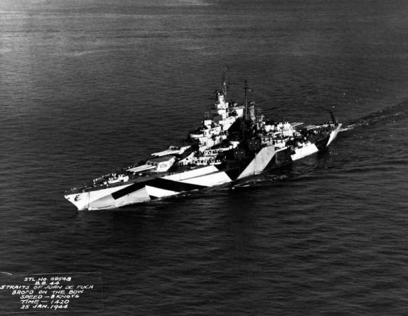 USS Kalifornia (BB-44) on käynnissä Washington de Juan de Fucan salmassa 25. tammikuuta 1944.