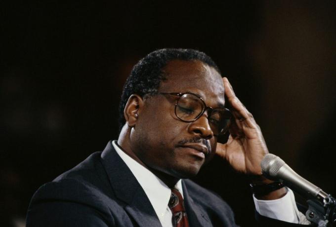 Clarence Thomas sulkee silmänsä ja asettaa kätensä päähänsä kuuleessaan Anita Hillin väitetystä seksuaalisesta häirinnästä.