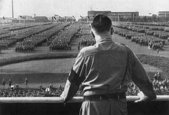 Saksalainen Fuhrer ja natsien johtaja Adolf Hitler puhuvat sotilaille natsien mielenosoituksessa Dortmundissa, Saksassa