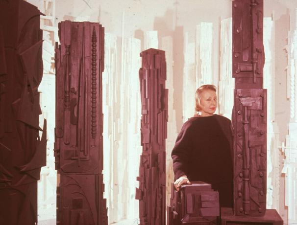 Louise Nevelson hänen teoksellaan 1950-luvulla