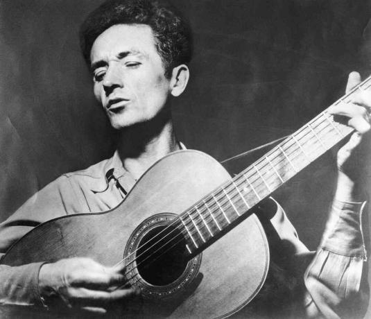 Woody Guthrie kitaran soittaminen