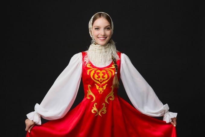 kaunis hymyilevä valkoihoinen tyttö venäjän kansanpuvussa
