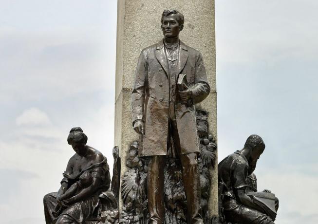 José Rizalin muistomerkki Manilassa, Filippiineillä