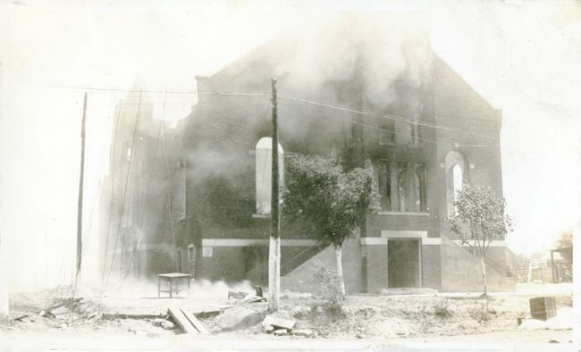 Vaurioitunut Greenwoodin piirikirkko Tulsa Race Massacren jälkeen, Tulsa, Oklahoma, kesäkuu 1921.