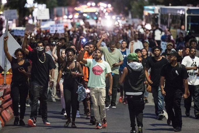 Mielenosoitukset puhkesivat Charlottessa poliisin ampumisen jälkeen