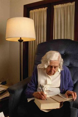 Kirjailija Eudora Welty kirjoittaminen olohuoneessaan