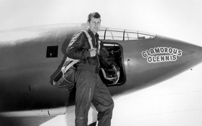 Chuck Yeager lentopuvussa seisomassa Bell X-1:n edessä.