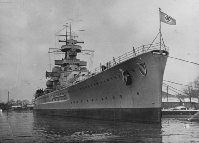 Scharnhorst sidottu laiturille.
