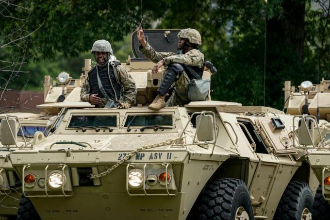 Kansallisen vartijan armeijan poliisi odottaa lähtöään kaupunkiin panssaroiduilla kuljetusaluksilla DC: n kansalliskaartin yhteisjoukkojen päämajassa 2. kesäkuuta 2020 Washington DC: ssä.