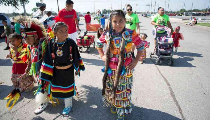 Nuoret cheyenne / arapaho-tanssijat odottavat Punaisen maan alkuperäiskansojen festivaalin paraatin alkua Oklahoma Cityssä