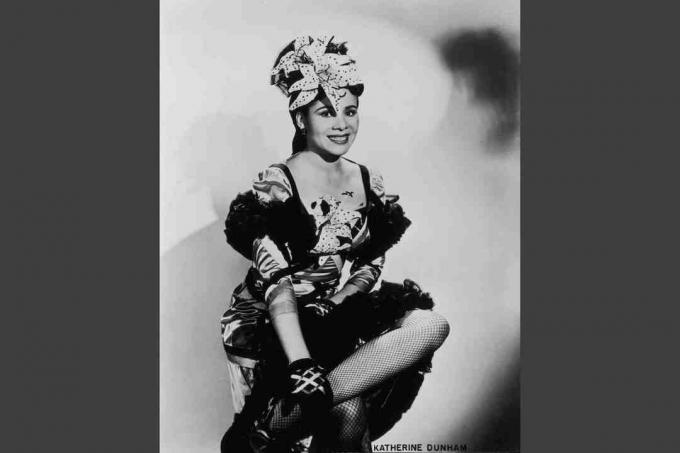 Katherine Dunham noin vuodesta 1945, pukeutunut tanssipukuun ryppyisillä kimppuilla ja keinotekoisilla orkideoilla