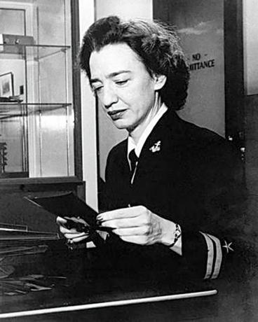 Luutnantti j.g. Grace Brewster Hopper työskentelee Ordnance Laskentaprojektitoimistossa, Harvard University, Cambridge, Massachusetts, tammikuu 1946.