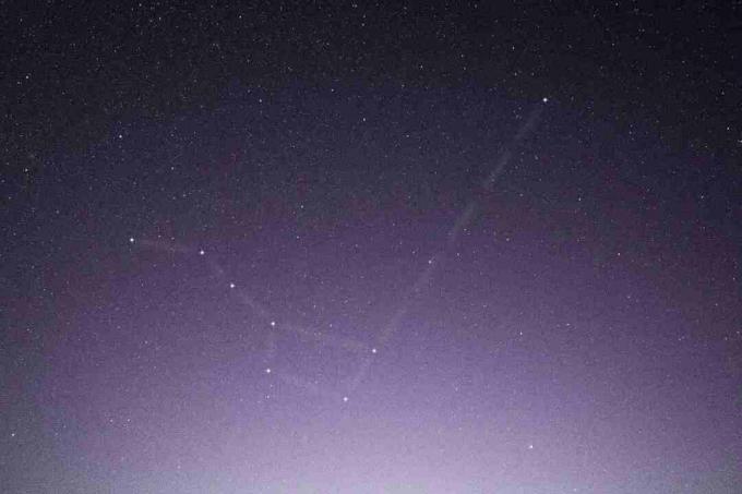Helpoin tapa löytää Cassiopeia -yhdistelmä on etsiä "W" North Starin toiselta puolelta isosta Dipperista.