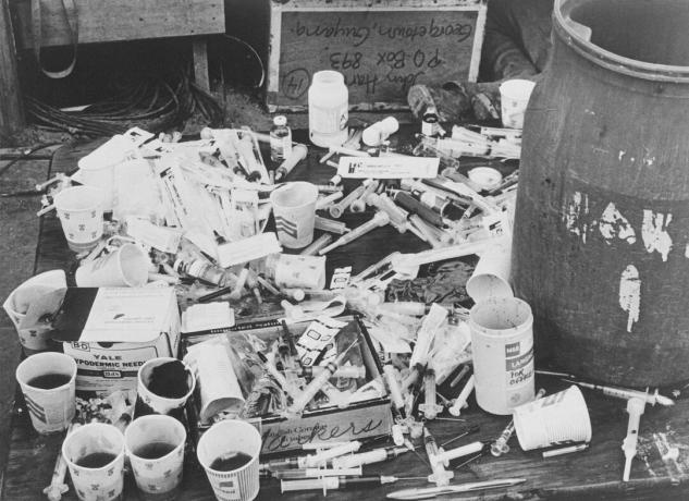 Kasa ruiskuja ja paperikuppeja pöydällä Jonestownissa.
