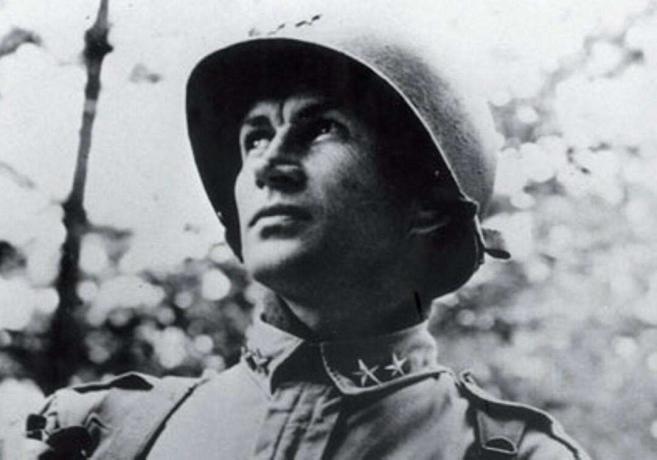 Kenraalimajuri James Gavin univormus kypärällä.