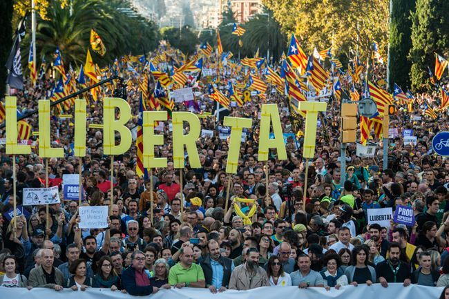 Katalonian separatistimielenosoittajat protestoivat poliisitaktiikkaa vastaan