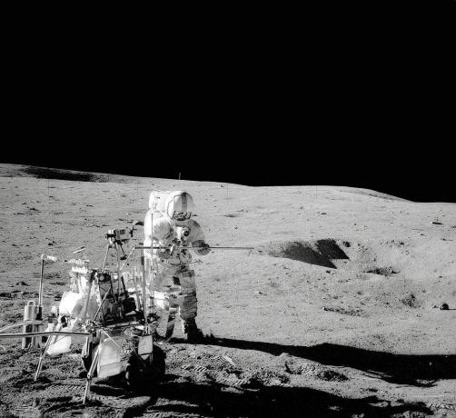 Apollo 14 laskeutui kuuhun ja astronautit käyttivät instrumentteja ja ottivat kivinäytteitä.