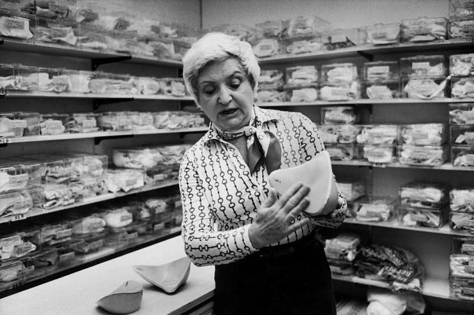 Ruth Handler proteesin rintojen varastotilassa, jonka hän loi mastektomiapotilaille, 1977