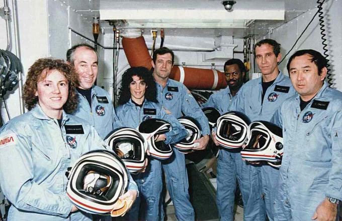 Space Shuttle Challenger -katastrofi STS-51L -kuvat - 51-L Challenger-miehistö valkoisessa huoneessa