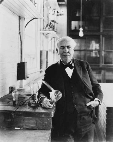 Keksijä Thomas Alva Edison (1847-1931) näyttää hehkulamput, jotka hän on luonut Menlo Park -laboratoriossaan New Jerseyssä