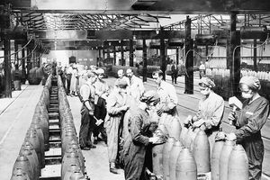 Sotatarvikkeiden tehtaalla työskentelevät naiset ensimmäisen maailmansodan aikana, mustavalkoinen valokuva.