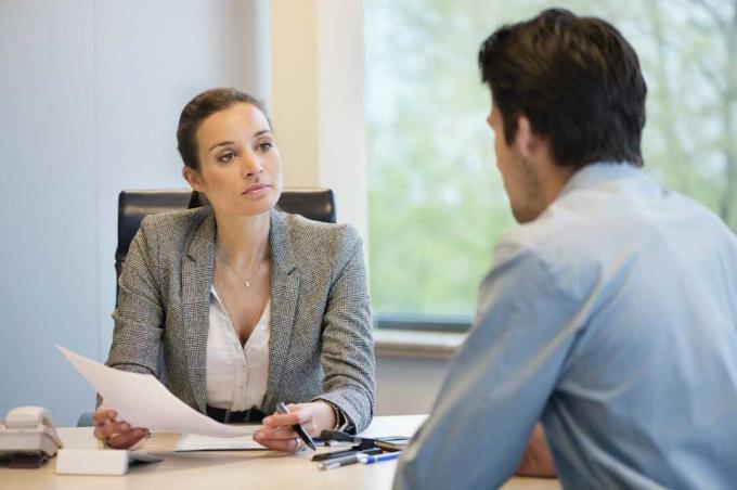 Entrevista muodollinen entre una mujer y un varón.