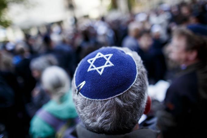 Berliinin juutalaisyhteisö, joka kokoontuu protestoimaan antisemitismiä vastaan