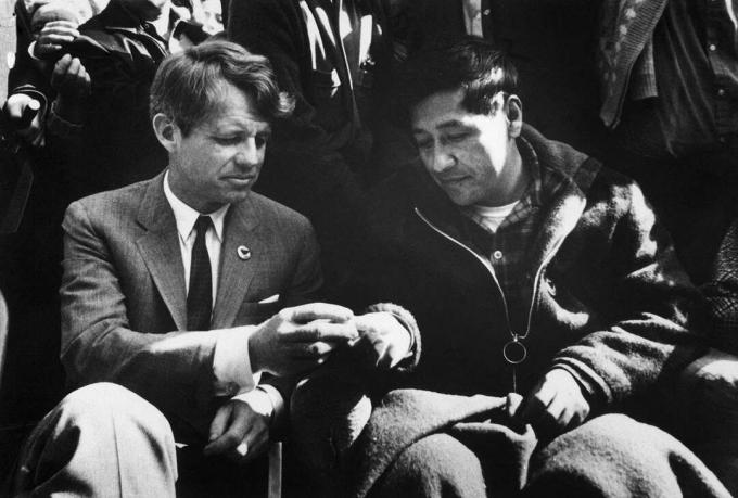 Cesar Chavez ja Robert Kennedy rikkovat leivän