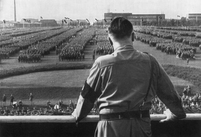 Hitler arvioi joukkoja