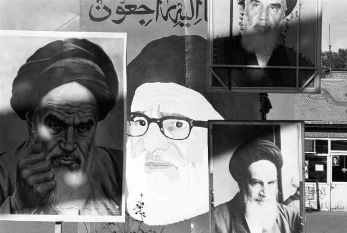 Ayatollah Khomeinin julisteet esitetään Yhdysvaltain suurlähetystöyhdistelmän sisällä.