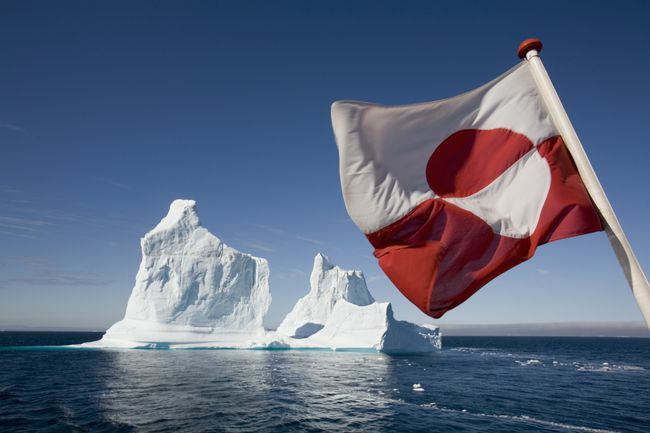 Grönlannin lippu Arctic Umiaq Line -lautalla