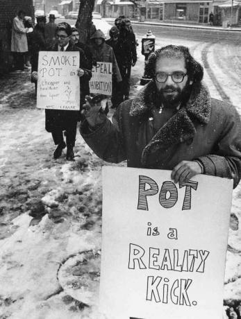 Allen Ginsberg mielenosoittajien joukossa Marihuana-rallissa