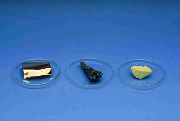 Metalli: kupari (vasen); metalloidi: arseeni (keskellä); ja ei-metalli: rikki (oikealla).