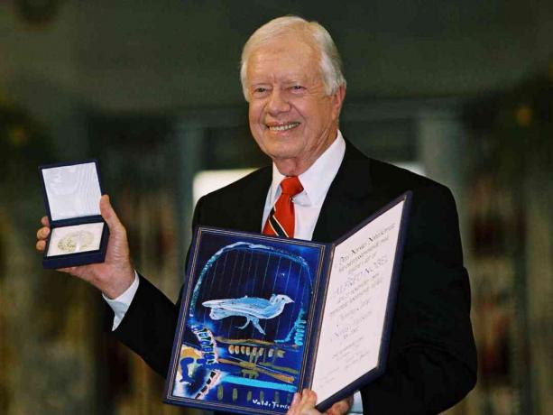 Jimmy Carter hyväksyi Nobelin rauhanpalkinnon, 2002