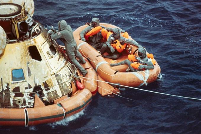 Apollo 11 -astronautit odottavat pelastuslautalla roiskumisen jälkeen