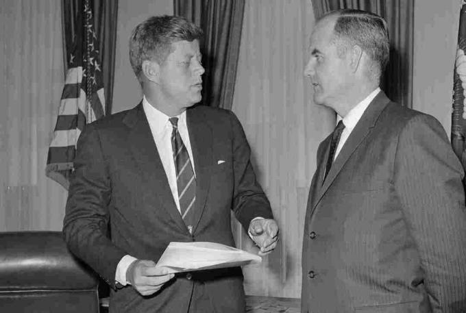 Valokuva presidentti Kennedystä ja George McGovernista