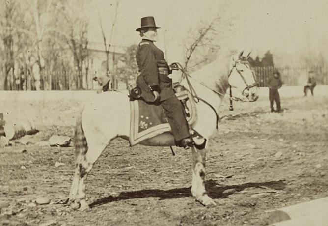 Kenraalimajuri George H. Thomas Yhdysvaltain armeijan uniformissa syrjäyttää valkoisen hevosen.