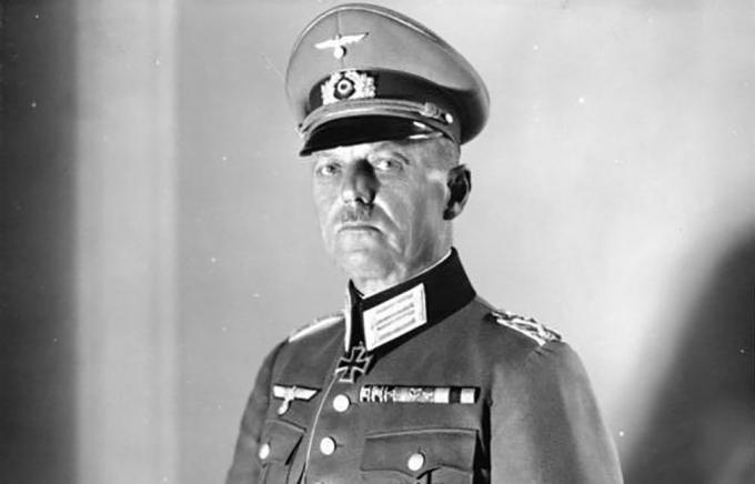 Rintakuva muotokuva Gerd von Rundstedtista saksalaisen armeijan uniformissa.