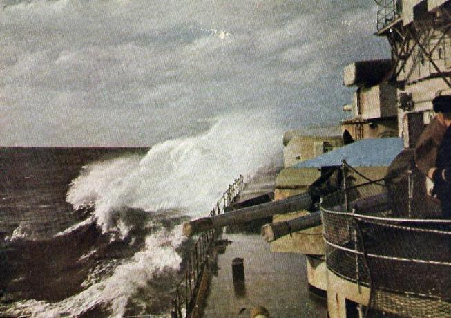 Näkymä Scharnhortsista, jotka odottavat eteenpäin sataman puolella, kun aallot törmäävät keulan yli.