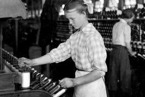 Viisitoistavuotias tyttö työskentelee tontutarjoajana Berkshire Cotton Millsissä Adamsissa, Massachussettsissa, vuonna 1917.