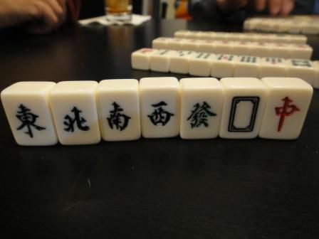 Tuulet ja lohikäärmeet laatat Mahjong-sarjassa seisoen pystyssä pöydällä.