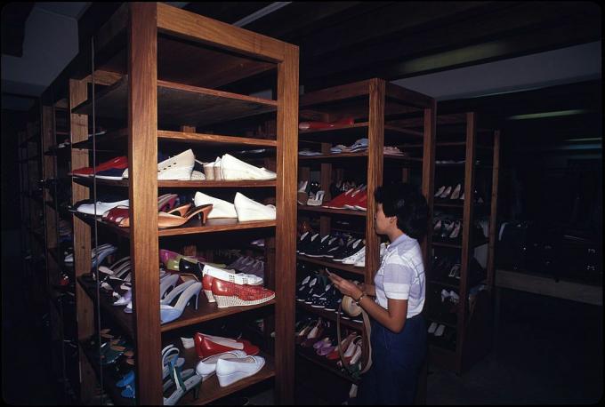 Imelda Marcosin kengät: Inventaario on tehty Filippiineiden entisen ensimmäisen rouvan Imelda Marcosin kengistä hänen makuuhuoneensa alla olevassa kellarissa Malacanangin palatsissa Manilassa, 1986.