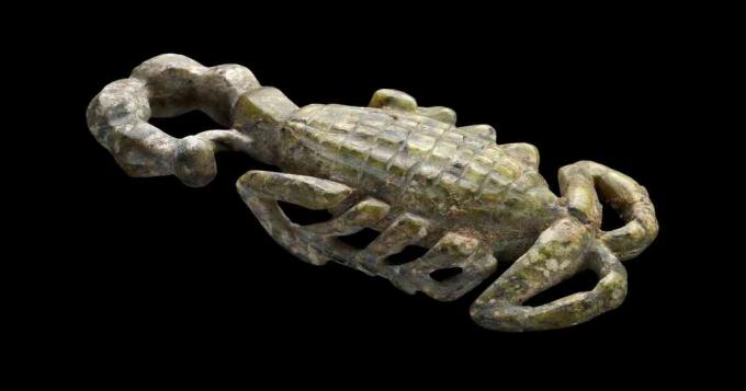 Hierakonpoliksesta, varhaisen dynastian ajanjaksosta peräisin oleva serpentiinimallinnettu skorpioni (noin 2950 eaa - noin 2575 eaa). 10,3 cm (4 tuumaa) pitkä