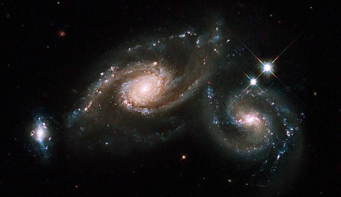 Kolme galaksia, jotka Hubble-avaruusteleskooppi näki