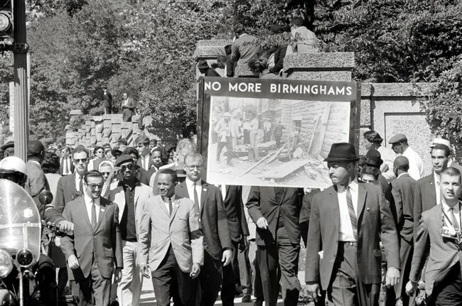 Kongressi rotujen tasa-arvosta ja All Souls -kirkon unitaarisen jäsenet Washingtonissa, D.C.:ssä, marssivat 16th Streetin baptistikirkon pommi-iskujen uhrien muistoksi.