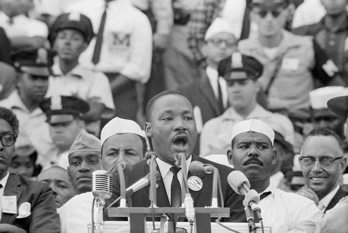 Tohtori Martin Luther King, Jr., pitää kuuluisan "Minulla on unelma" -puheensa Lincolnin muistomerkin edessä Washingtonissa vuonna 1963 järjestetyn vapausmatkan aikana.