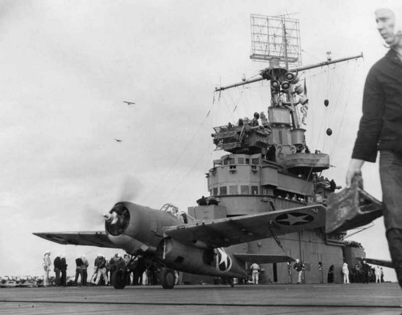 F4F Wildcat-hävittäjä lentoonlähdöltä lentokoneen USS Rangerilta.