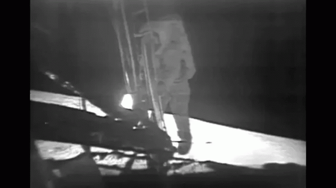 Neil Armstrong astuu Kuulle.