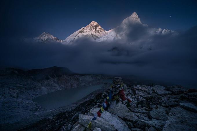 Everestin vuoristomaisema Kalapattarin näköalapaikan päällä yöllä, Everestin alue, Nepal